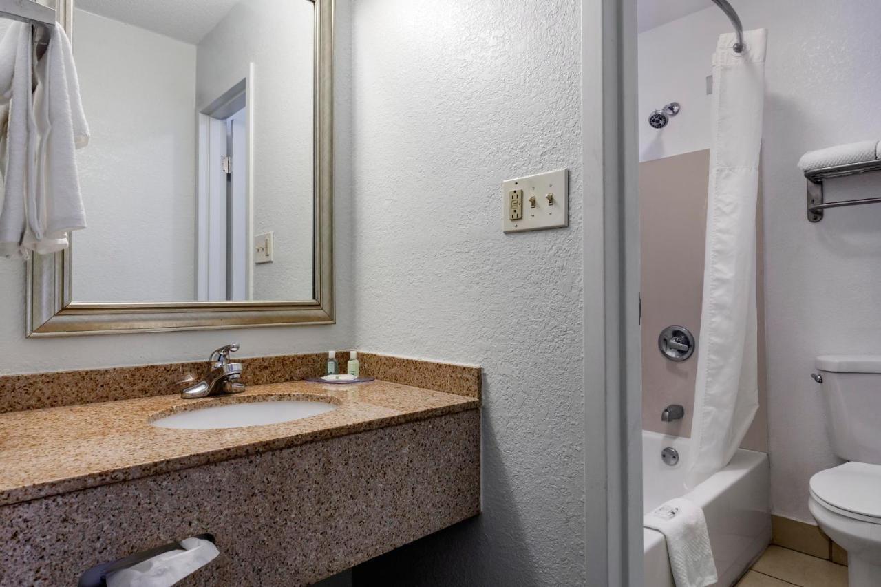 Quality Inn Fayetteville Near Fort Bragg Extérieur photo